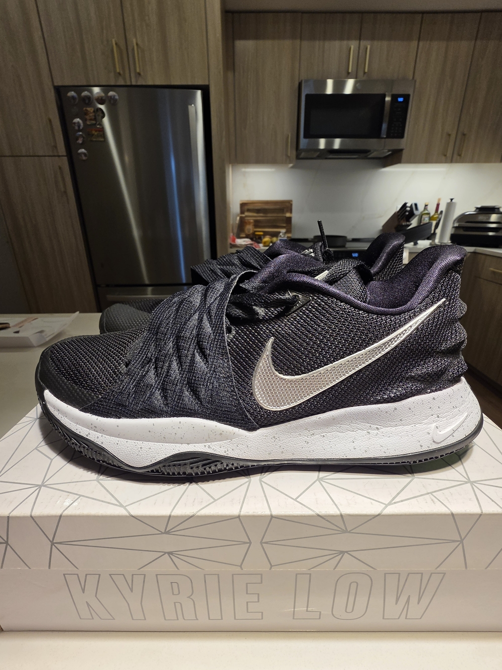 Nike Kyrie Low Basketball Shoes - Black & White -Size 9